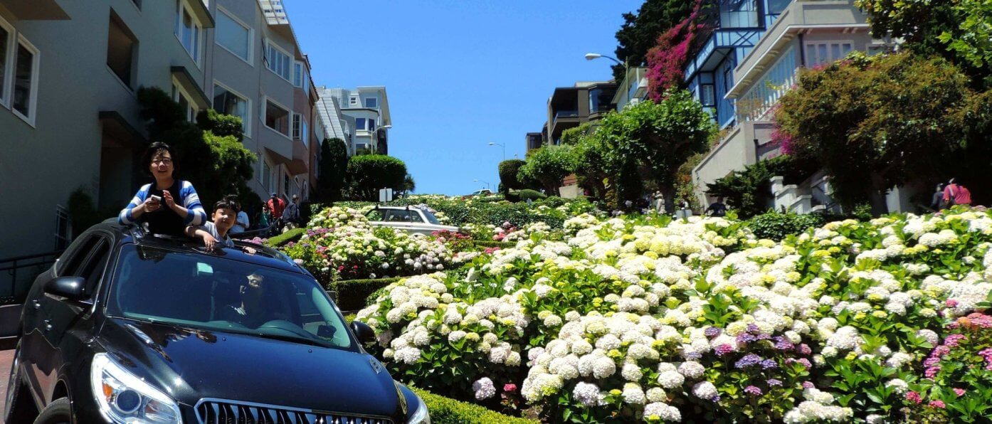 must_see_places_in_san_francisco_lombard_street.jpg