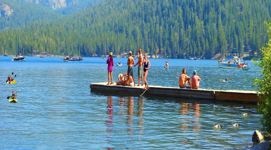 outdoor_adventures_lake_tahoe_activities_boat_jet_ski_swiming.jpg